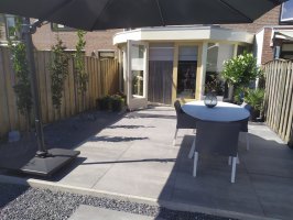 Aanleg achtertuin 1x1 tegels Fransebaan Eindhoven