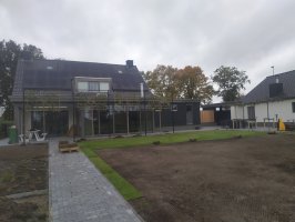 Aanplant / gazon / leibomen met leirekken Luyksgestel