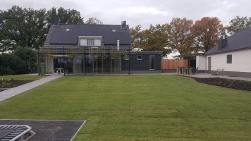Aanplant / gazon / leibomen met leirekken Luyksgestel