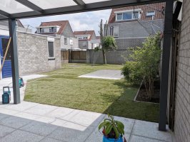 Aanleg natuursteen tegels / gazon Helmond