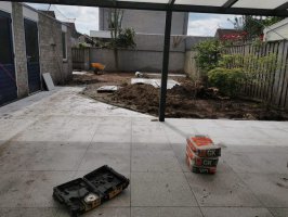 Aanleg natuursteen tegels / gazon Helmond