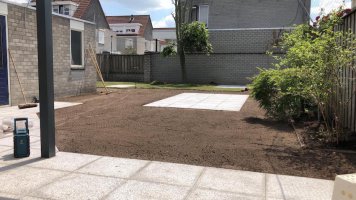 Aanleg natuursteen tegels / gazon Helmond